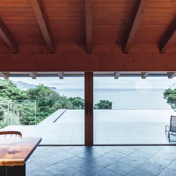 駿河湾の絶景を望む最新“オフグリッド”の宿『WEAZER 西伊豆 廻-KAI-』がオープン