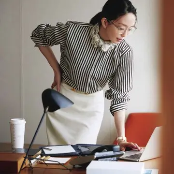 ストライプシャツにあわせたい「エルメス」のシルクスカーフ【ネクタイがわりの“働くスカーフ”】