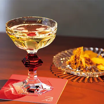 バカラのグラスでシャンパーニュを味わえるバー「ビー・バー・マルノウチ」