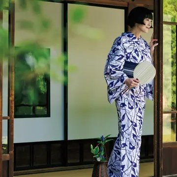 【俳優・板谷由夏の私をつくるジュエリー】色石リングを重ねづけした大人の浴衣コーデ