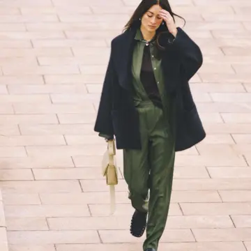 ワーク感あるセットアップと優美なガウンジャケットのギャップが洒脱な雰囲気を醸成。気温15℃｜11/24(月)【50代の毎日コーデ】