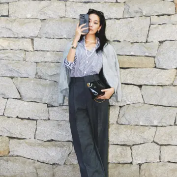 ヘアリーなカーディガンをはおってオフィスの定番シャツコーデを刷新。最低気温11℃｜11/2(日)【50代の毎日コーデ】