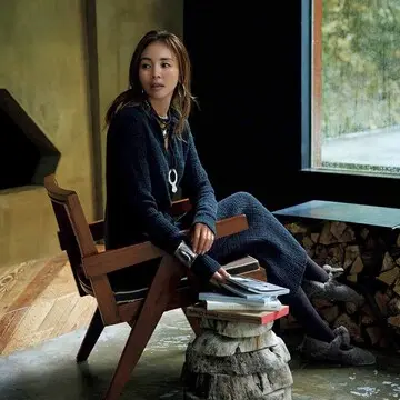 休日こそ装いに&quot;遊び心”を！大ぶりの「シルバージュエリー」を重ねて楽しむ【戸野塚かおるの「ウィークエンド・ラグジュアリー」】