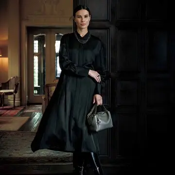 “揺れる黒”で美しく！ 甘さと洗練さを兼ね備えた「シャツドレス」