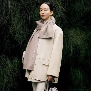 ボリューム感たっぷり！カシミヤ100％のマフラーが冬コーデのアクセントに【冬の主役になるエルメスのスカーフ】