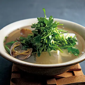 旨味の効いたスープが絶品！「アサリとせりの鍋」＆「鶏つみれとねぎの鍋