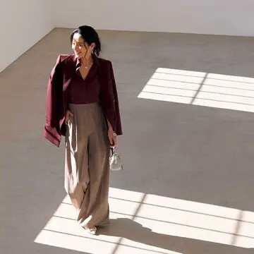 晴れの場で視線集中！”赤みブラウン”で統一感のあるジャケットスタイル