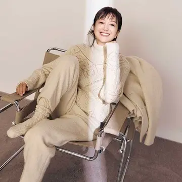 【鈴木京香が着こなす「冬の白のスタイル」】極上の着心地に癒される「ロロピアーナ」のカシミヤニット＆パンツ