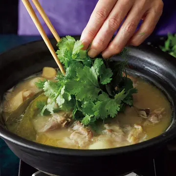 【堤人美さんの絶品鍋】にごり酒でうま味が凝縮！骨つき鶏もも肉とにごり酒の鍋