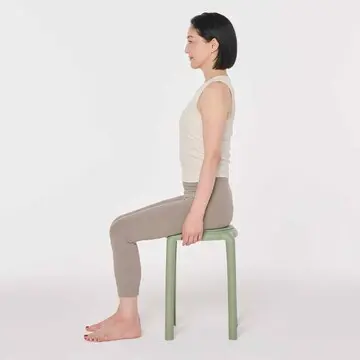 座り姿勢を変えて背骨を伸ばす！「ねこ背にならない座り方」