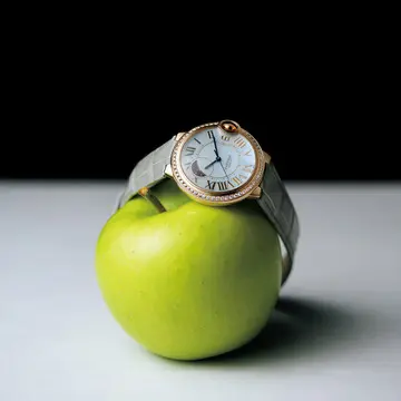 【カルティエ】デイ/ナイト表示複雑機構を搭載した「バロン ブルー ドゥ カルティエ」の新作を相棒ウォッチに！