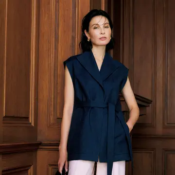 【50代の最旬デイリー服】オーバーショルダーのベストで体型カバーしてスタイルアップ