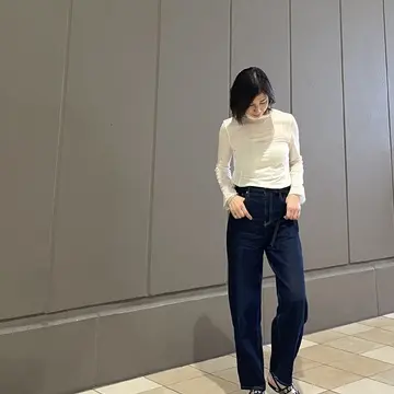 UNIQLO透け感のあるトップスにはスタッズシューズで