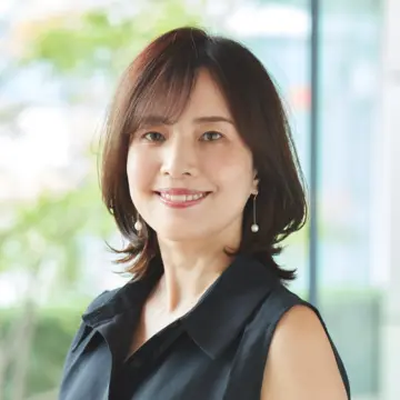 小顔印象もかなう！50代から増える&quot;うねり&quot;を生かしたくびれミディアムヘア【50代髪型・ヘアスタイル】