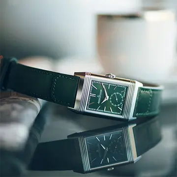 エグゼクティブ女性へのおすすめは、グリーンの文字盤が知的な「ジャガー・ルクルト」の腕時計