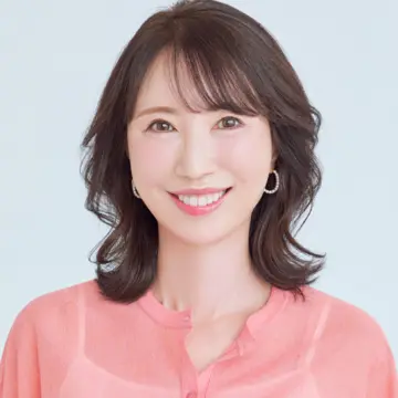 肌も印象もエレガントに仕立てる！50代に似合うレイヤーミディアムヘア【50代髪型・ヘアスタイル】
