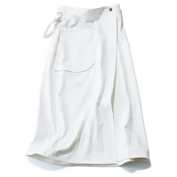 クリーンな印象でマンネリを打破する「白ロングスカート」3選【真夏の“買い足し”服＆小物】