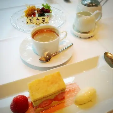 アルカナ東京のランチ、苺とピスタチオのケーキ