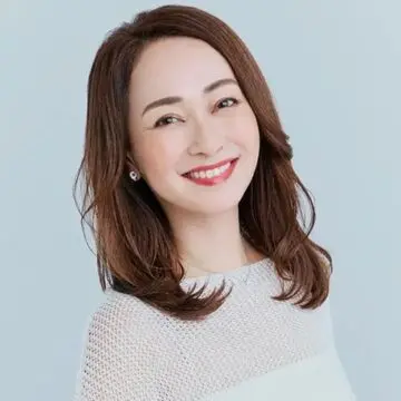 50代に人気上昇中！上品な華やかさ「冬のミディアムヘア」52選