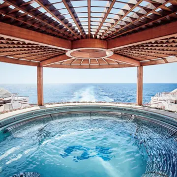 魅惑の豪華客船で“移動”を楽しむ。おすすめクルーズ旅3選【50代のひとり旅】