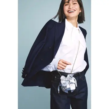 ジャケット×デニムの大人のカジュアルコーデは、シルバーバッグで爽やかさ＆華やかさをアップ！　気温26℃｜6/2(月)【50代の毎日コーデ】