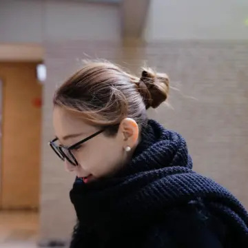 【おしゃれな40代・50代のストールコーデ】無造作に巻くだけ。シンプルなストールやマフラーと好相性の髪型は？