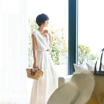 涼やかな大人の白ドレス×カゴバッグで小粋な着こなしに【富岡佳子、サマードレスで過ごすホテルの休日】