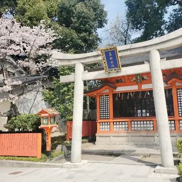 八坂神社の一角にある美御前社