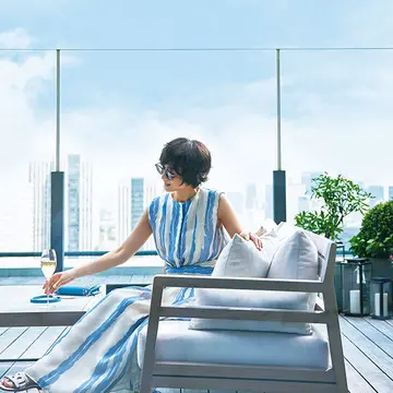青空に映える「エブール」の軽やかドレス【富岡佳子、サマードレスで過ごすホテルの休日】