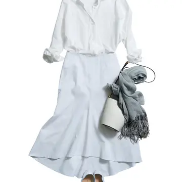 5. シャツ×スカートで着映えをねらうなら、白が多めのコーディネートで決まり！