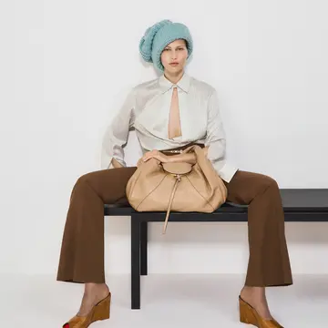 【eclat’s pick up】伝説のバッグ「フェンディ スパイ」が復活。ユニークなシルエットで50代の装いがこなれる！
