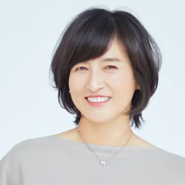 旬のレイヤーを取り入れたショートヘアで小顔効果大のひし形シルエットに【50代髪型・ヘアスタイル】