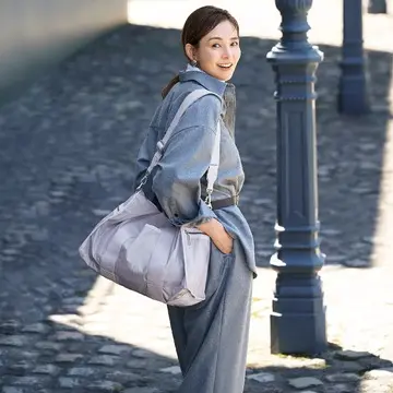 スマートトラベラーに人気のバッグにエクラ別注カラーが！ 「LeSportsac×éclat」のミディアムダッフルバッグ