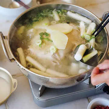 【ワタナベマキさんの 「韓国鍋」の宴】コラーゲンたっぷりの美肌鍋「タッカンマリ」
