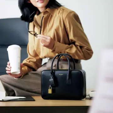 上品で知的なスタイルきわだつ「サンローラン」のボストンバッグ