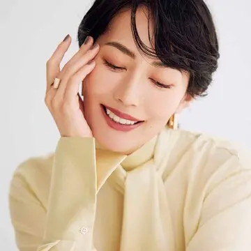 友人や仕事仲間との忘年会には表情華やぐ「ローズブラウンリップ」で【集う日の"ほど華”メイクアップ】