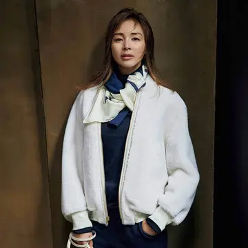 カジュアルスタイルにシルクスカーフを投入！異素材MIXで冬ならではの着こなしを楽しむ【戸野塚かおるの「ウィークエンド・ラグジュアリー」】