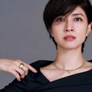 周りの視線をくぎづけにする「ブルガリ」のネックレス【内田有紀×秋色に映えるゴールドジュエリー】
