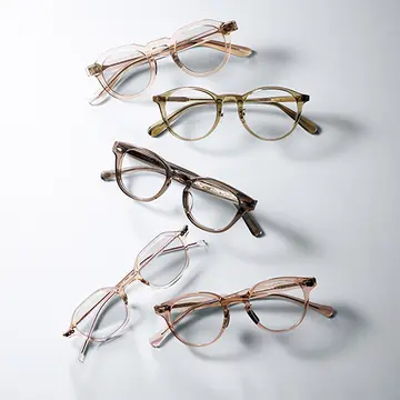 【50代のおしゃれな眼鏡】ニュアンスカラーの肌なじみ感が最高！話題の日本ブランドセルフレーム