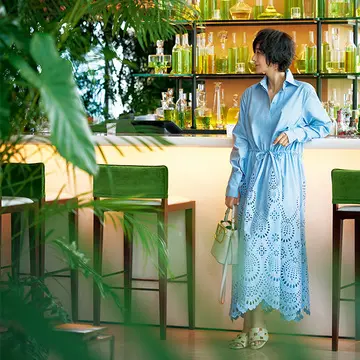 清涼感のある「ヴァレンティノ」のシャツドレスでくつろぎのひと時を【富岡佳子、サマードレスで過ごすホテルの休日】