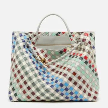 【eclat’s pick up】ボッテガ・ヴェネタが生み出す、ユニークな配色のイントレチャートバッグに注目！