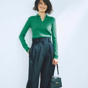 ポロニット×タックパンツのトラッドな装いは、高発色のグリーンカラーで鮮度アップ！気温22℃｜10/12(日)【50代の毎日コーデ】