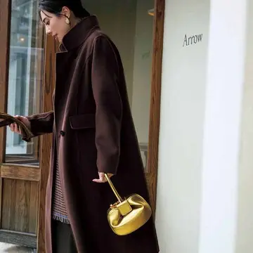 辛口コートに愛らしいゴールドのミニバッグで遊び心をプラス！50代この冬挑戦したいギャップコーデ