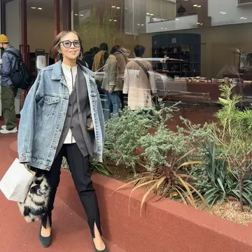 お洒落な町 代官山は古着屋さんで見つけたお気に入りのＧジャンやジレを羽織って