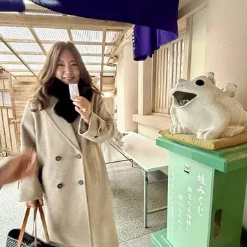 夫婦岩と、縁起の良いカエルが並ぶ二見興玉神社へ