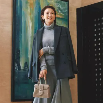 クールなグレー基調のワントーンでフェミニンなスカートスタイルも凛としたムードに。最高気温8℃｜1/15(木)【50代の毎日コーデ】