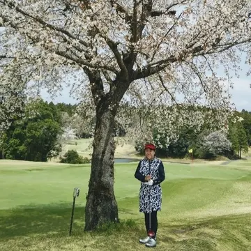 桜の中、お気に入りのウェアで春ゴルフ♡