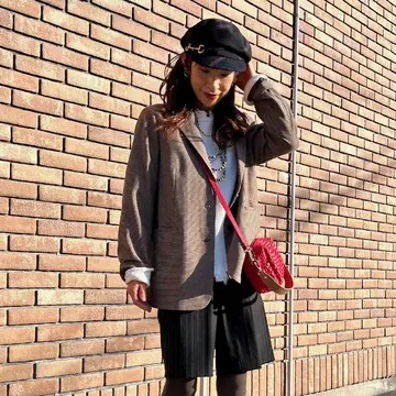 無印良品のブラウンジャケットに赤いバッグを効かせて♪