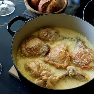 話題のジョージア料理「鶏肉とにんにくの牛乳煮込み」のレシピ【平野由希子さんの肉の煮込み鍋】