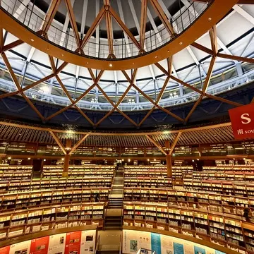 金沢で癒しの時間、美しすぎる石川県立図書館と神社巡り